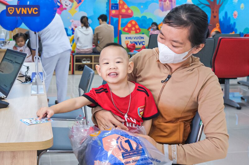 khách tiêm phòng tại vnvc xuân thới thượng