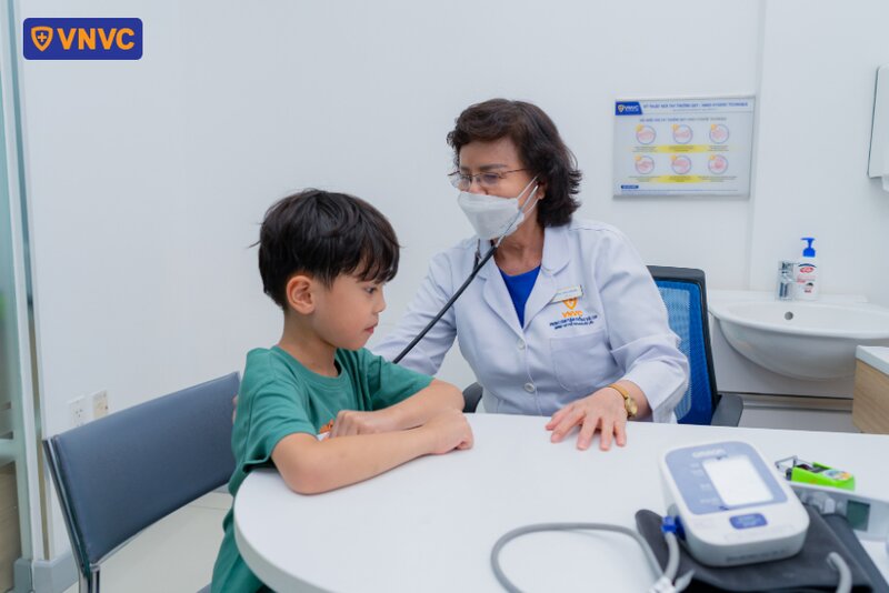 khám sàng lọc trước tiêm cho bé trai