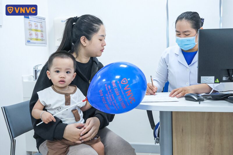 khám sàng lọc trước tiêm cho bé