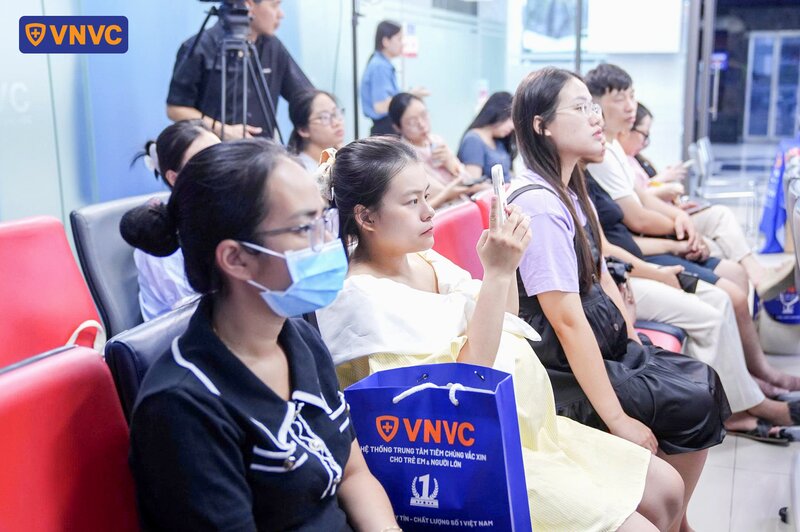 khán giả chụp ảnh bài giảng