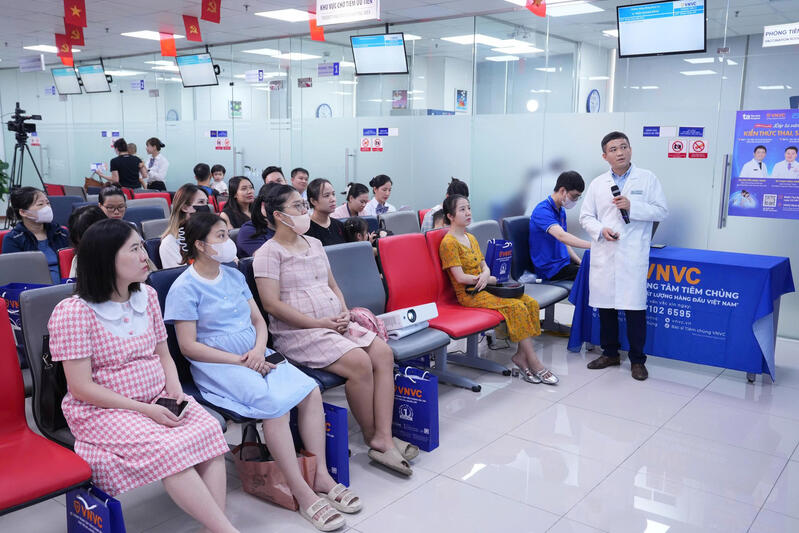 khán giả nghe bác sĩ trình bày