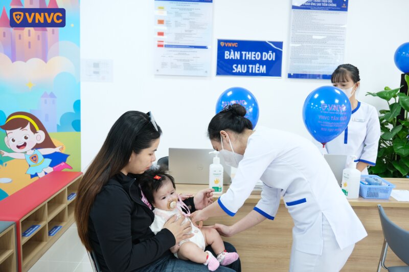 kiểm tra sức khỏe cho bé sau tiêm chủng