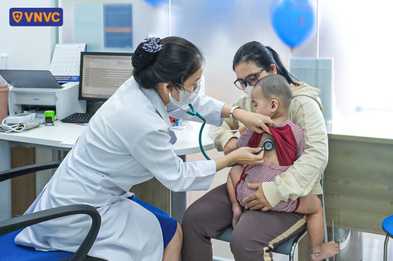 kiểm tra sức khỏe của trẻ trước khi tiêm phòng