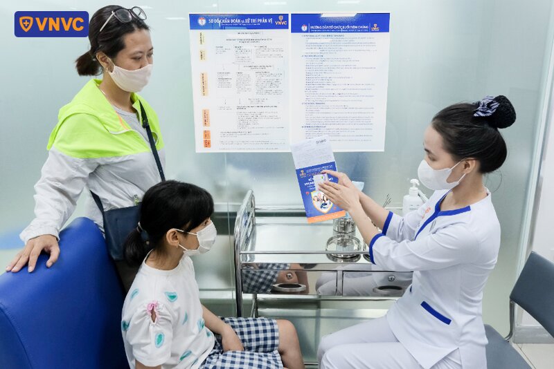 mẹ và bé xem thông tin vắc xin