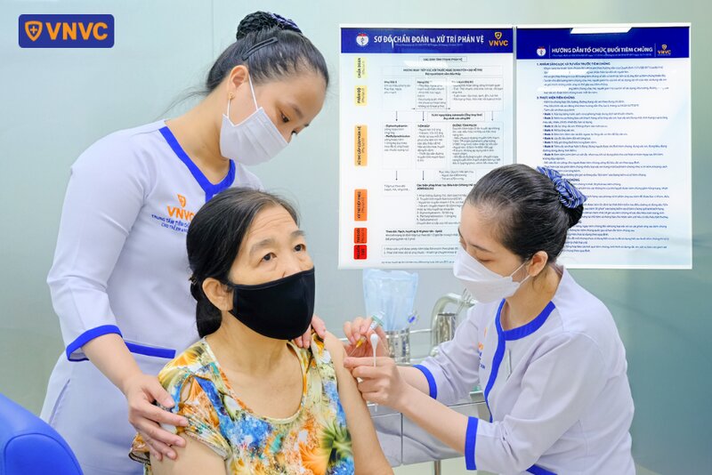 người lớn tuổi tiêm vắc xin phòng bệnh