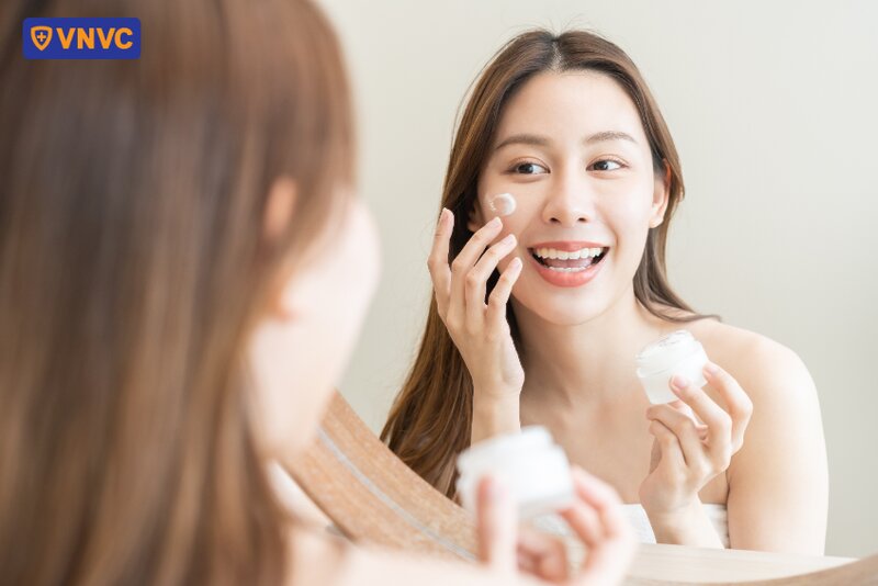 phụ nữ thoa kem dưỡng da
