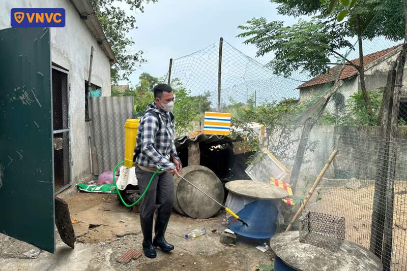 phun xịt thuốc diệt muỗi