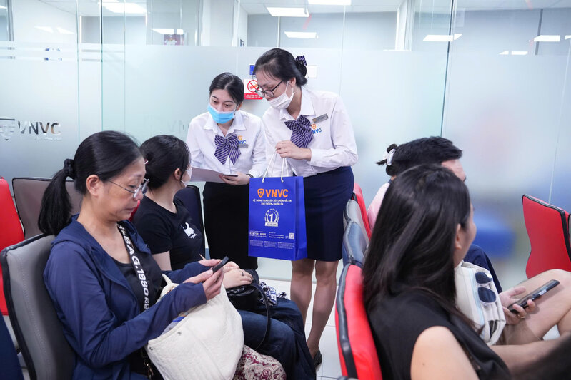 tặng quà cho người tham dự