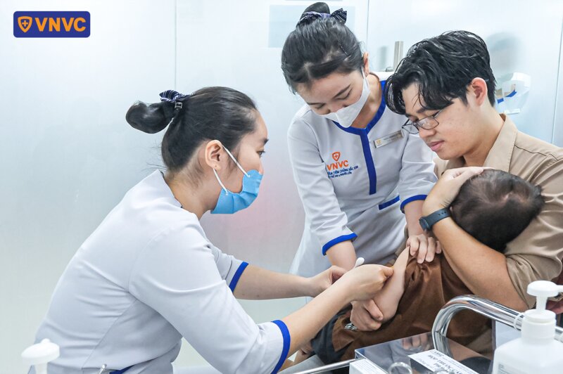 tiêm chủng vắc xin cho trẻ