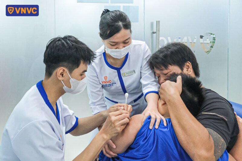 tiêm chủng vắc xin phòng bệnh