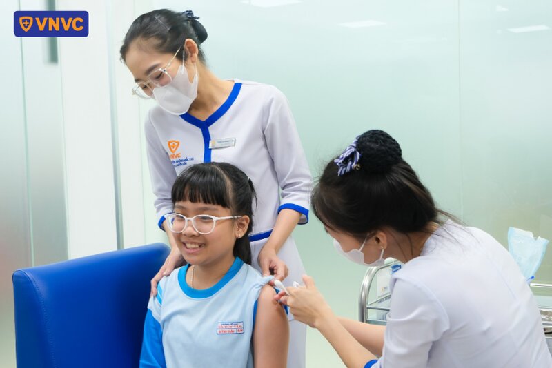 tiêm phòng não mô cầu cho bé gái