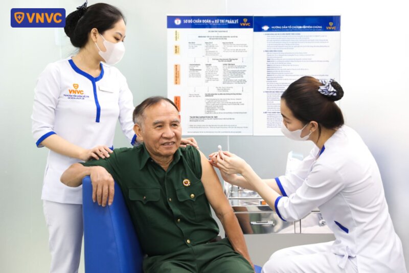 tiêm vắc xin cho người cao tuổi