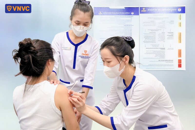 tiêm vắc xin phòng bệnh