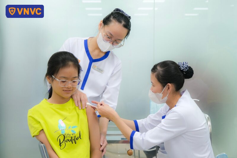 tiêm vắc xin phòng thủy đậu cho bé gái