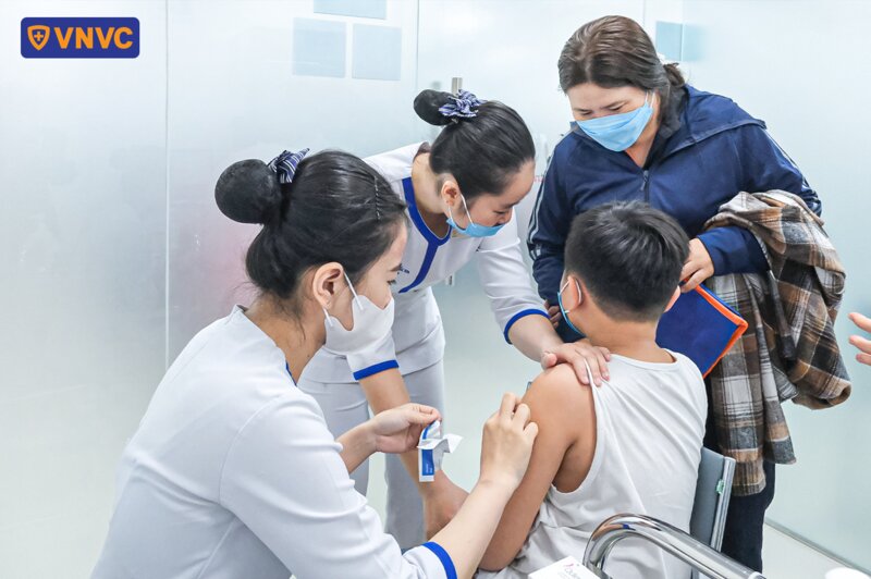 tiêm vắc xin phòng bệnh cho trẻ
