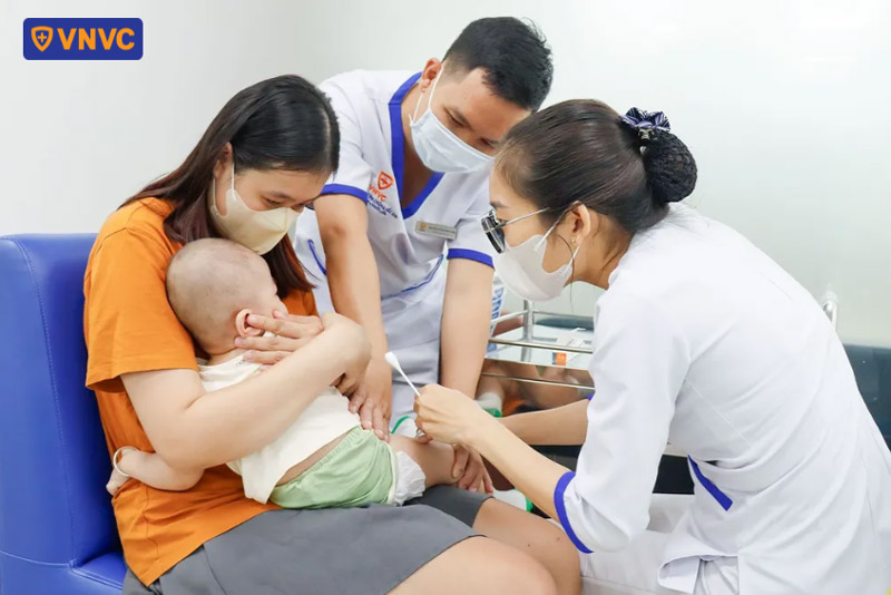 trẻ được tiêm vắc xin não mô cầu