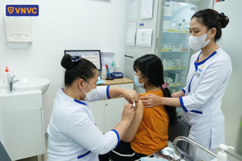 trẻ em tiêm vắc xin