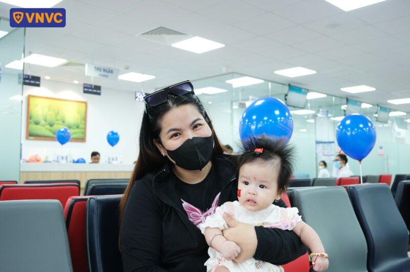 trẻ nhỏ tiêm vắc xin tại vnvc tân kiên