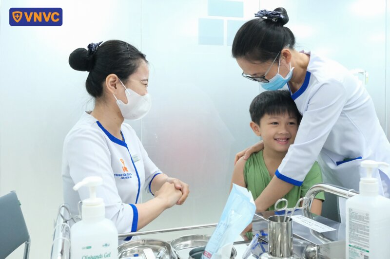 trẻ tiêm ngừa vắc xin phòng bệnh
