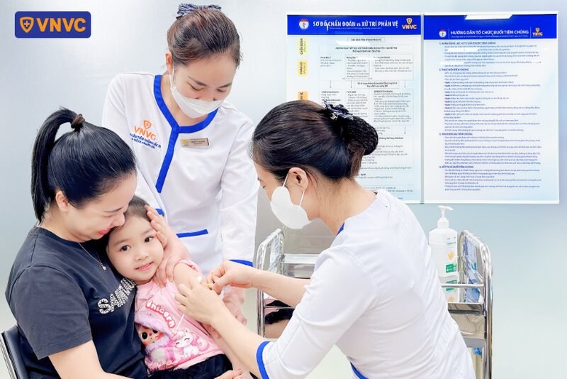 trẻ tiêm sốt xuất huyết tại vnvc