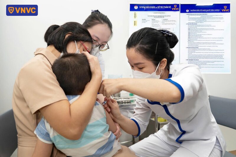trẻ tiêm vắc xin não mô cầu nimenrix