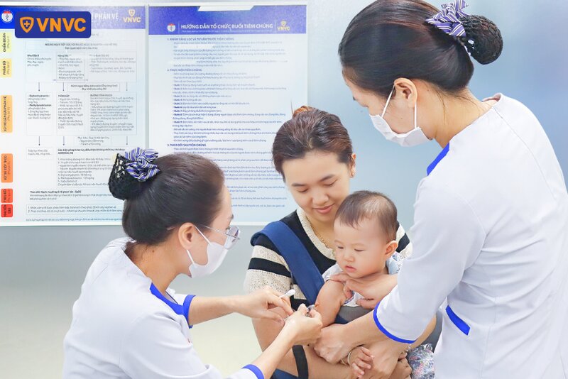 trẻ tiêm vắc xin tại hệ thống vnvc