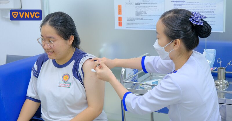 trẻ tiêm vắc xin trước mùa nhập học