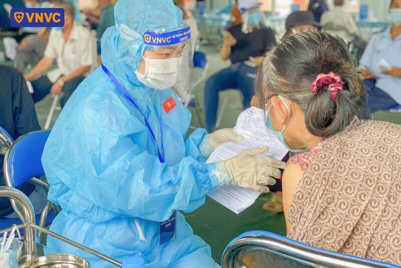 triển khai tiêm vắc xin covid cho người dân