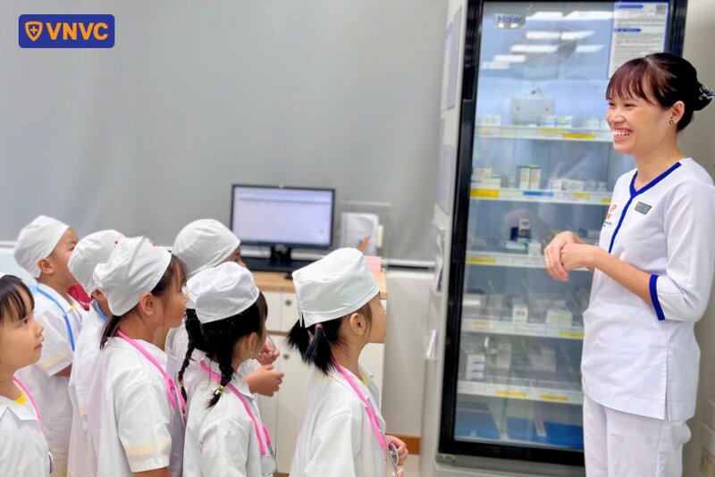 truyền đạt kiến thức tiêm chủng cho trẻ