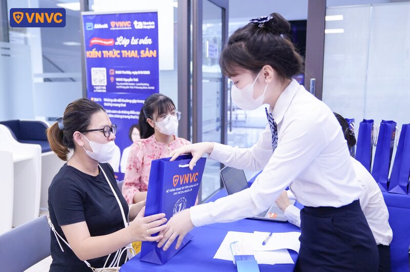 vnvc tặng quà cho người tham dự