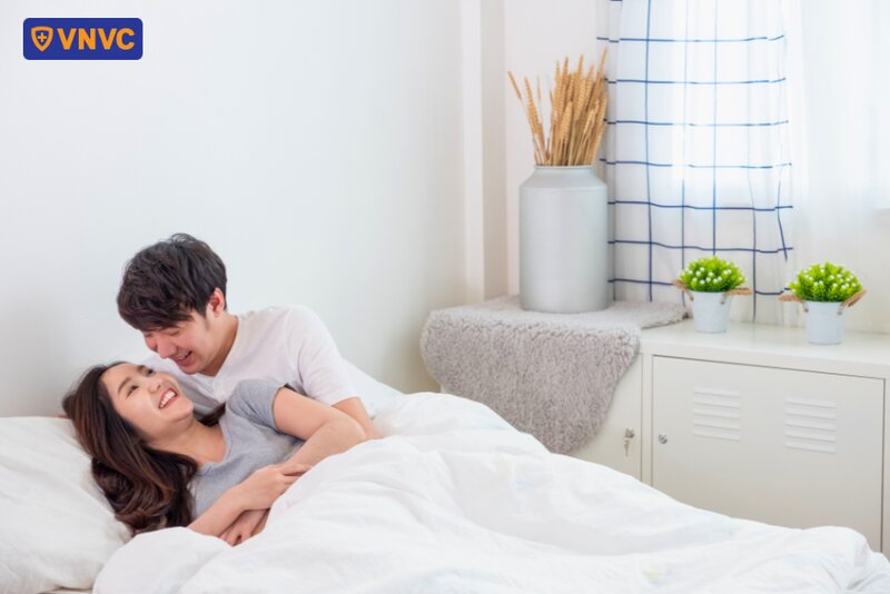 vợ chồng vui đùa với nhau