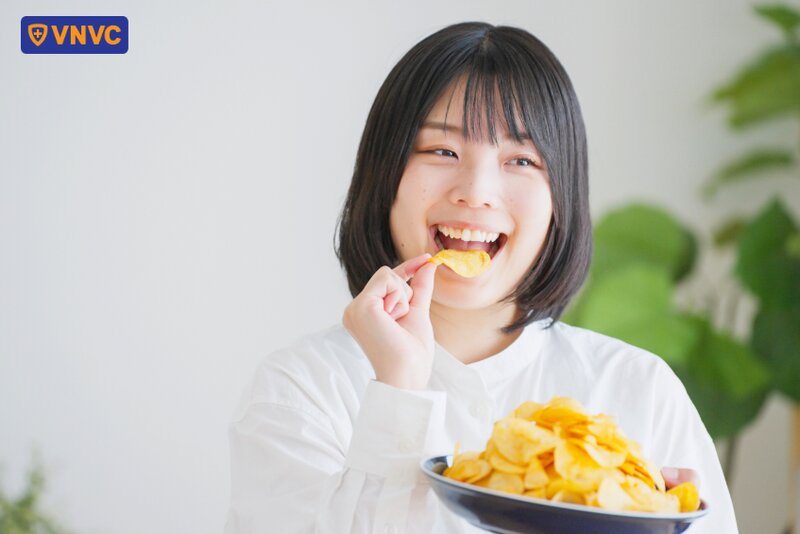 ăn khoai lang chiên giòn