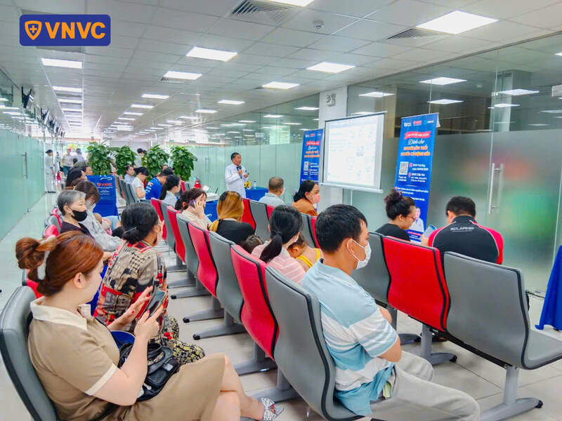 bác sĩ trình bày trước người nghe