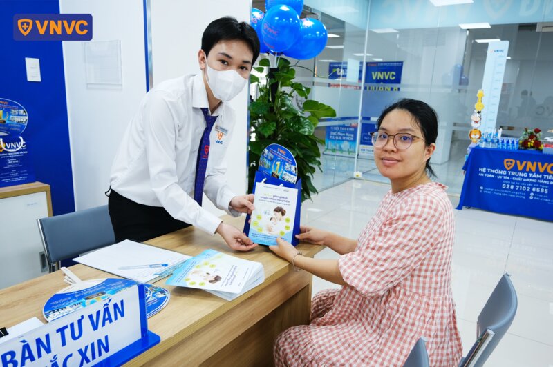 bàn tư vấn vắc xin tại vnvc