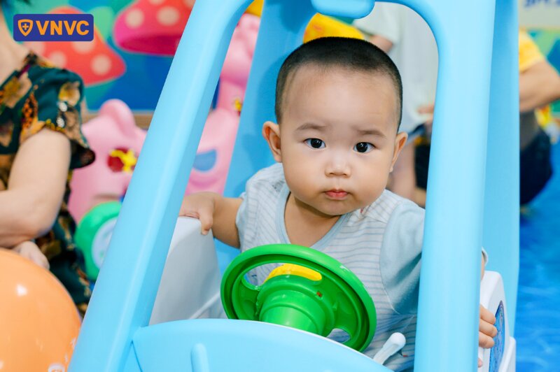 bé chơi xe