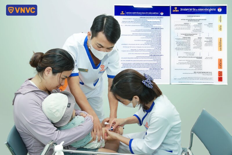 bẹ đưa bé đi tiêm phòng