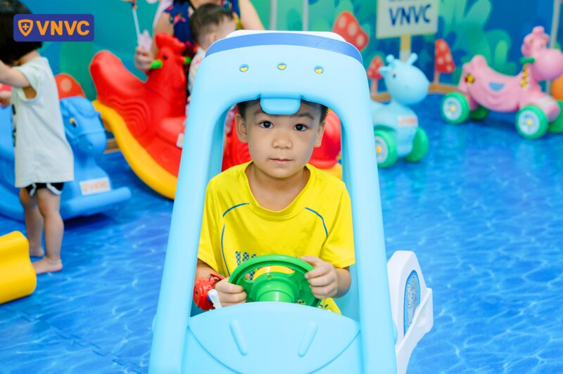 bé lái xe đồ chơi