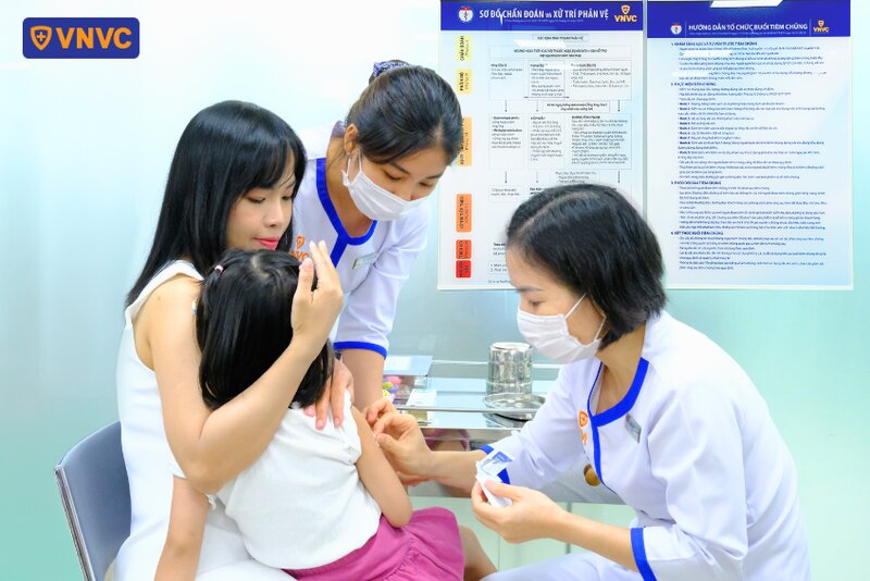 điều dưỡng tiêm vắc xin cho bé