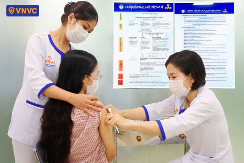 điều dưỡng tiêm vắc xin