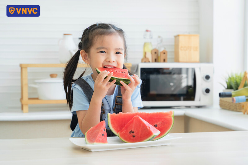 em bé ăn dưa hấu