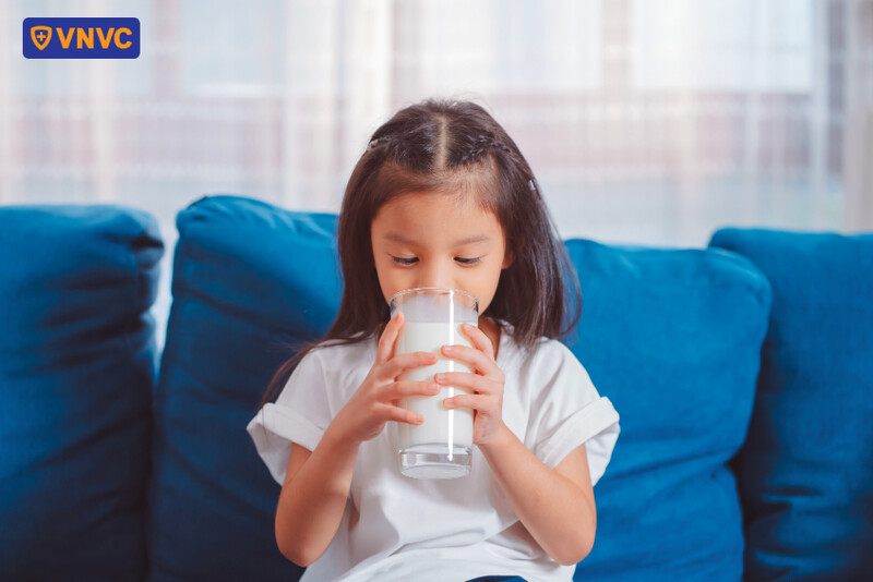 em bé uống sữa tươi