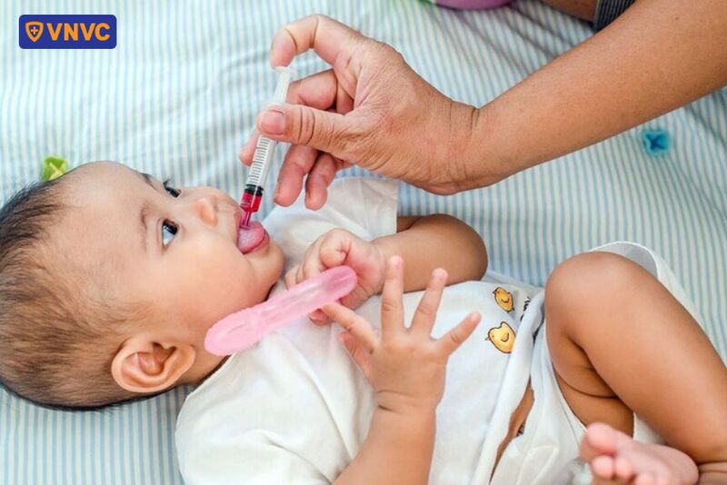 em bé uống vaccine