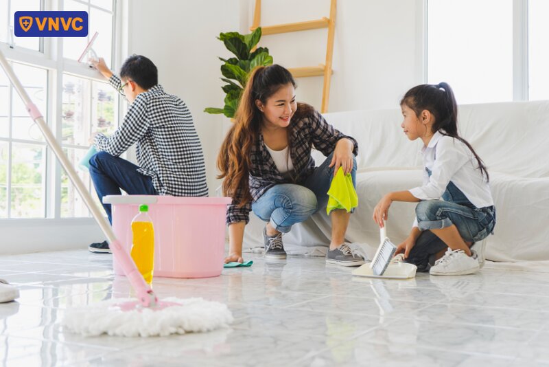 gia đình đang vệ sinh nhà cửa
