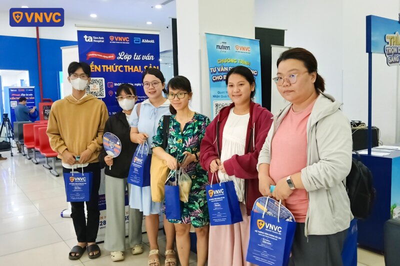 gia đình đến tham dự lớp học