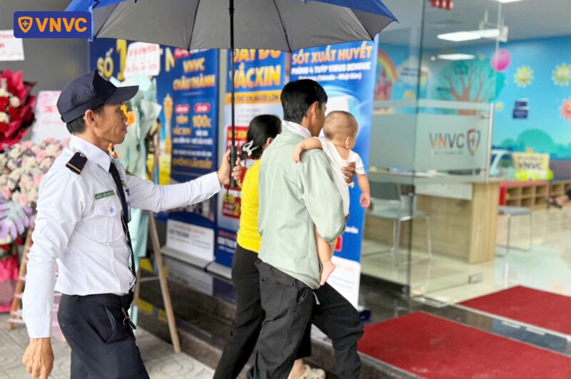 khách đến tiêm chủng tại vnvc châu thành