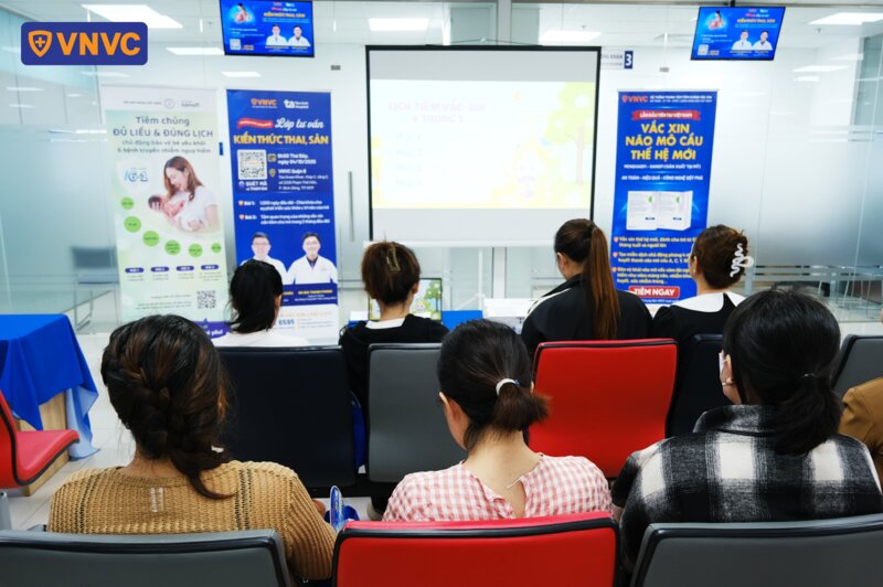 khán giả chăm chú lắng nghe