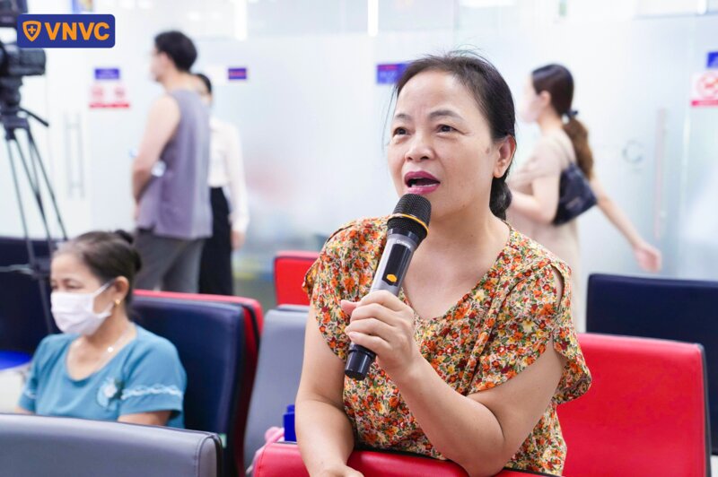 khán giả lớn tuổi đặt câu hỏi