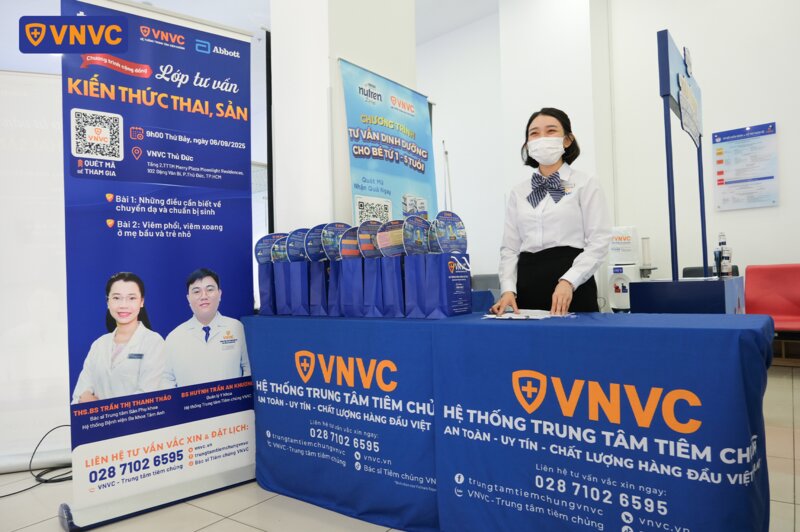 lễ tân tại lớp học tiền sản