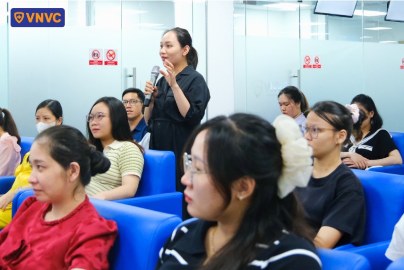 mẹ bầu đặt câu hỏi trong buổi hội thảo