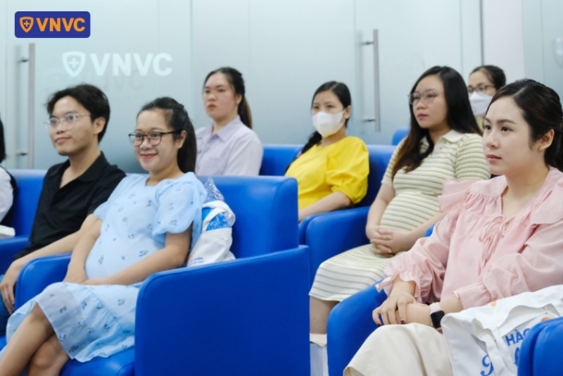 mẹ bầu tham gia hội thảo ra mắt vaccine rsv